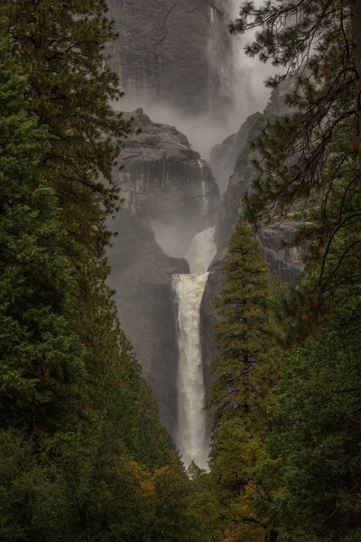 Захоплюючим видом на Йосеміті водоспад в Yosemite національної — стокове фото