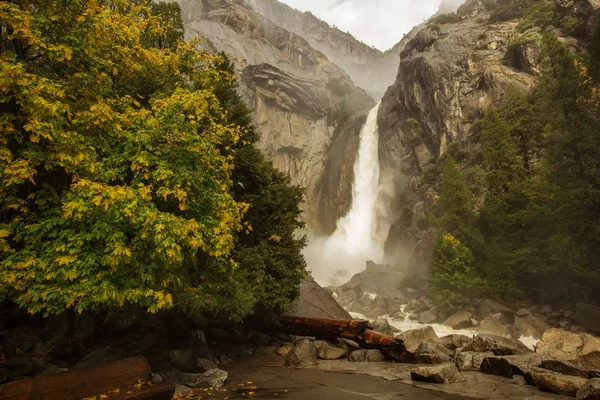 Захоплюючим видом на Йосеміті водоспад в Yosemite національної — стокове фото