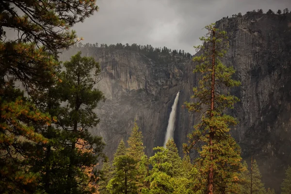 Spectacular views to the Yosemite waterfall in Yosemite National — Stock Photo, Image