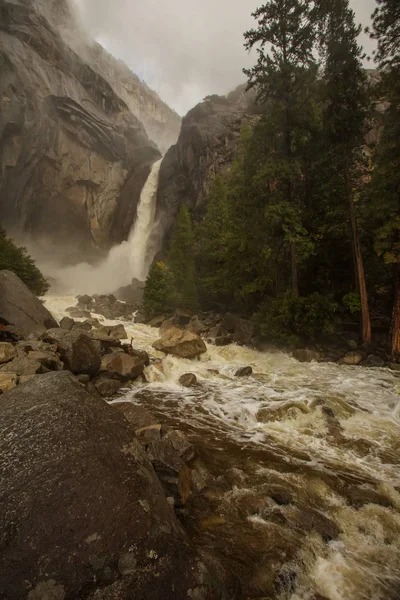 Захоплюючим видом на Йосеміті водоспад в Yosemite національної — стокове фото