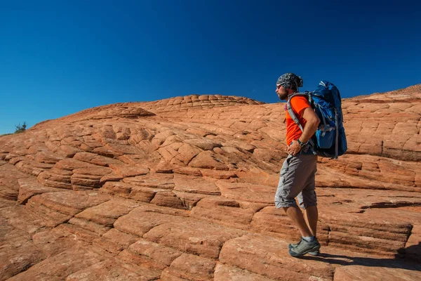 Vandrare på ett spår i vulkaniska snö kanjon State Park i Utah, Usa — Stockfoto