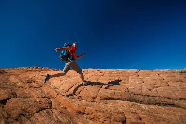 Vandrare på ett spår i vulkaniska snö kanjon State Park i Utah, Usa — Stockfoto