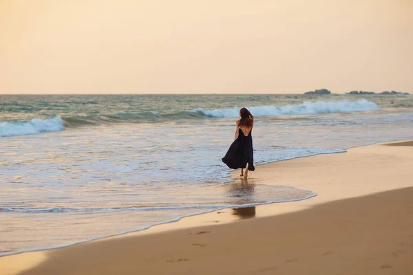 Joven hermosa mujer se divierte en el océano en verano — Foto de Stock
