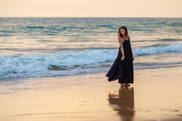 Joven hermosa mujer se divierte en el océano en verano — Foto de Stock