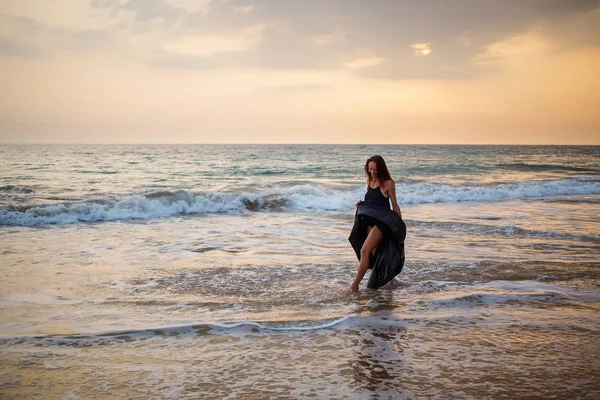 Молода красива жінка розважається в океані в літній час — стокове фото