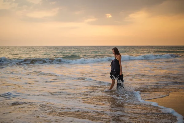 Jovem mulher bonita se diverte no oceano no verão — Fotografia de Stock