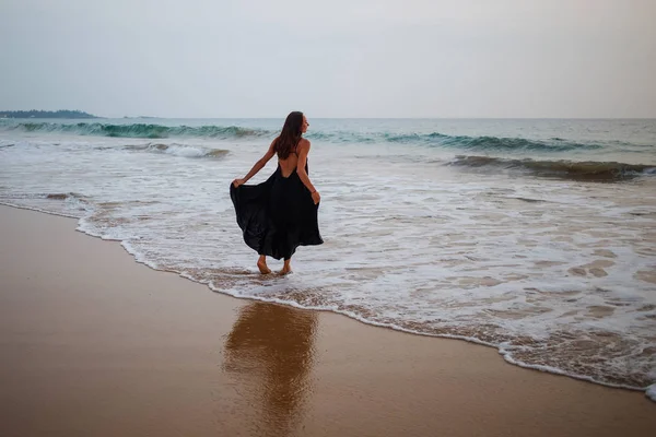Молода красива жінка розважається в океані в літній час — стокове фото