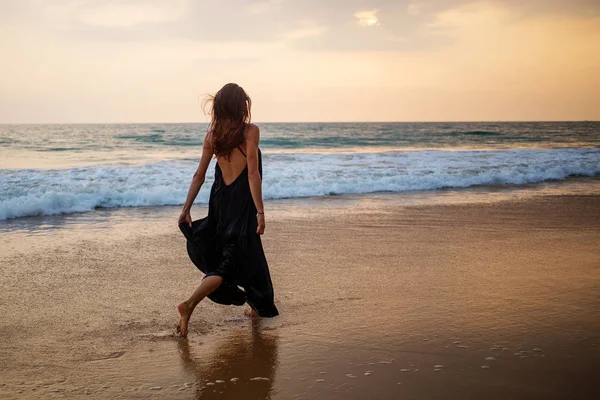 Junge schöne Frau vergnügt sich im Sommer am Meer — Stockfoto