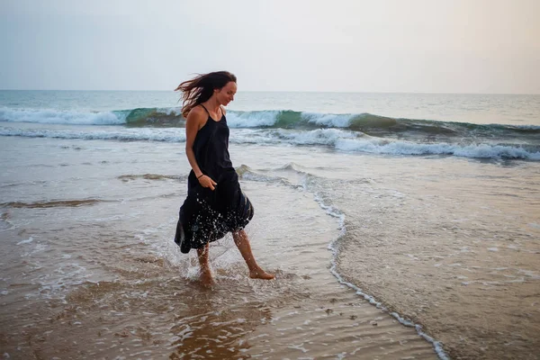 Joven hermosa mujer se divierte en el océano en verano — Foto de Stock