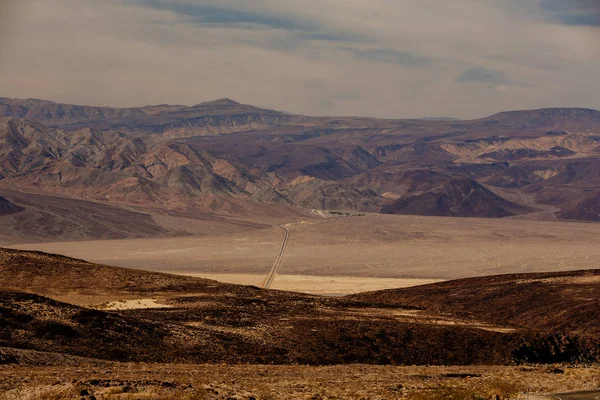 Vista a lo largo de Badwater Road en el Parque Nacional Death Valley, California — Foto de Stock