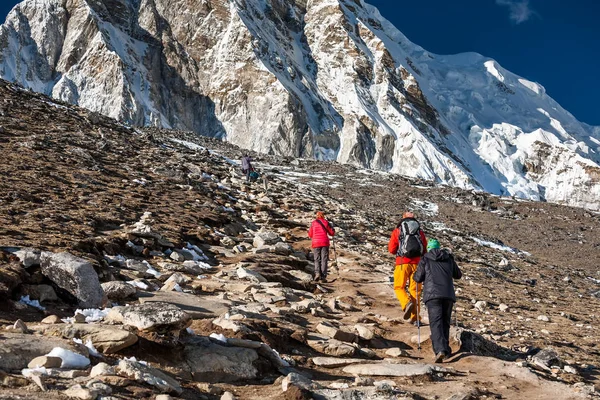 Trekker se aproximando PumoRi montanha no vale de Khumbu em um caminho para — Fotografia de Stock