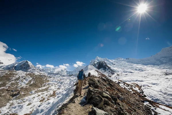 Trekker Everest saha kampı bir yolda Khumbu Vadisi'nde — Stok fotoğraf