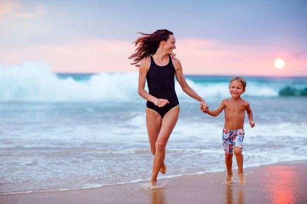 Una familia se divierte en la orilla del mar — Foto de Stock