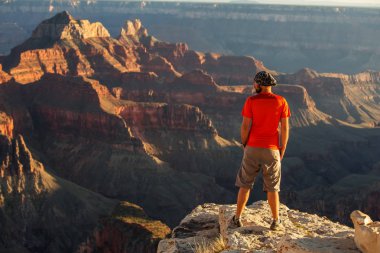 Bir uzun yürüyüşe çıkan kimse Büyük Kanyon Milli Parkı, Kuzey jant, Arizona, ABD