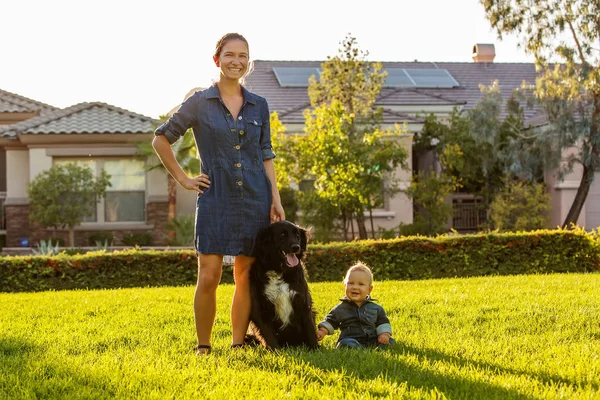 Una Madre Con Hijo Bebé Perro Negro Barrio Verde — Foto de Stock