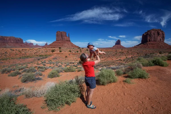 Mamma med hennes baby son besök Oljato Monument Valley i Utah, U — Stockfoto