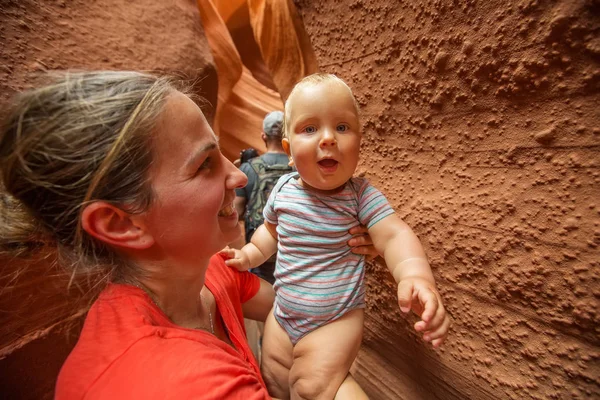 Egy anya és a baba fia látogassa meg Arizona alsó Antilop-kanyon — Stock Fotó