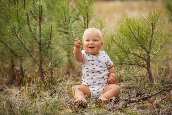 Potret seorang bayi laki-laki di hutan pinus hijau — Stok Foto