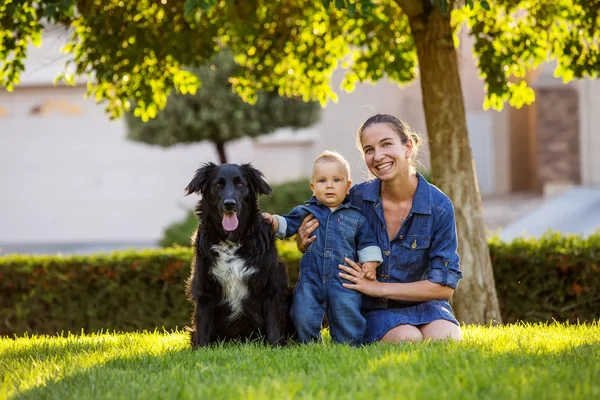 Mor Med Baby Son Och Svart Hund Gröna Kvarter — Stockfoto
