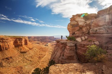 Uzun yürüyüşe çıkan kimse Canyonlands Milli Parkı'nda Utah, ABD
