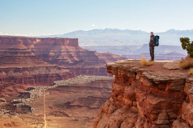 Uzun yürüyüşe çıkan kimse Canyonlands Milli Parkı'nda Utah, ABD