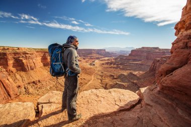 Uzun yürüyüşe çıkan kimse Canyonlands Milli Parkı'nda Utah, ABD