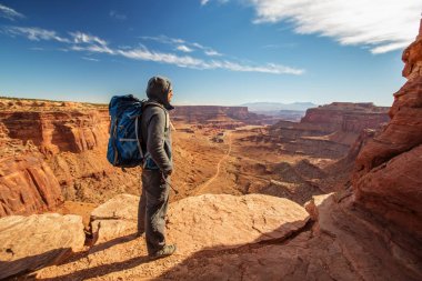 Uzun yürüyüşe çıkan kimse Canyonlands Milli Parkı'nda Utah, ABD