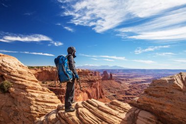 Uzun yürüyüşe çıkan kimse Canyonlands Milli Parkı'nda Utah, ABD
