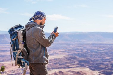 Uzun yürüyüşe çıkan kimse Canyonlands Milli Parkı'nda Utah, ABD