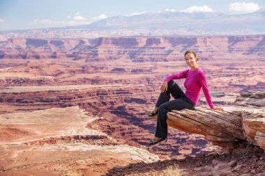 Uzun yürüyüşe çıkan kimse Canyonlands Milli Parkı'nda Utah, ABD aittir