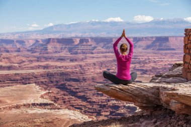 Kadın meditasyon yoga Canyonlands Milli Parkı'nda Utah yaparken