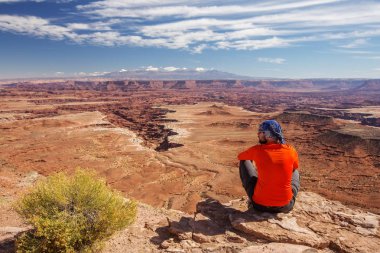 Uzun yürüyüşe çıkan kimse Canyonlands Milli Parkı'nda Utah, ABD