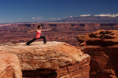Kadın meditasyon yoga Canyonlands Milli Parkı'nda Utah yaparken