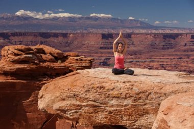 Kadın meditasyon yoga Canyonlands Milli Parkı'nda Utah yaparken