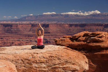 Kadın meditasyon yoga Canyonlands Milli Parkı'nda Utah, ABD yaparken