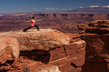 Kadın meditasyon yoga Canyonlands Milli Parkı'nda Utah, ABD yaparken