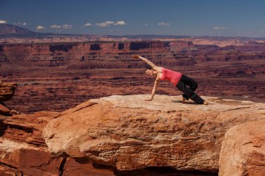 Kadın meditasyon yoga Canyonlands Milli Parkı'nda Utah yaparken