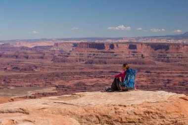 Uzun yürüyüşe çıkan kimse Canyonlands Milli Parkı'nda Utah, ABD aittir
