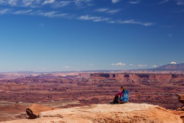 Uzun yürüyüşe çıkan kimse Canyonlands Milli Parkı'nda Utah, ABD aittir