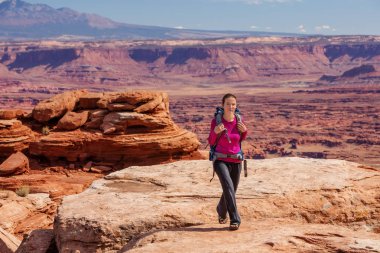 Uzun yürüyüşe çıkan kimse Canyonlands Milli Parkı'nda Utah, ABD aittir
