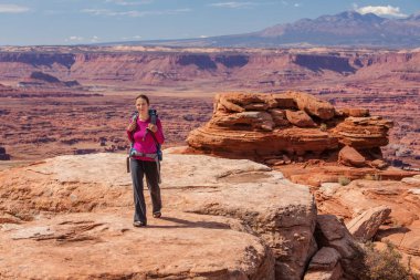 Uzun yürüyüşe çıkan kimse Canyonlands Milli Parkı'nda Utah, ABD aittir