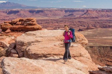 Uzun yürüyüşe çıkan kimse Canyonlands Milli Parkı'nda Utah, ABD aittir