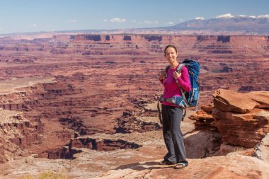 Uzun yürüyüşe çıkan kimse Canyonlands Milli Parkı'nda Utah, ABD aittir