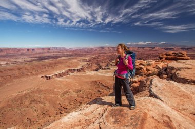 Uzun yürüyüşe çıkan kimse Canyonlands Milli Parkı'nda Utah, ABD aittir