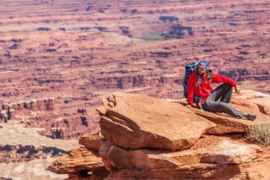 Uzun yürüyüşe çıkan kimse Canyonlands Milli Parkı'nda Utah, ABD