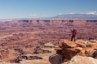 Uzun yürüyüşe çıkan kimse Canyonlands Milli Parkı'nda Utah, ABD