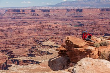 Uzun yürüyüşe çıkan kimse Canyonlands Milli Parkı'nda Utah, ABD