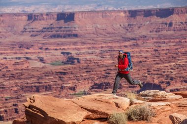 Uzun yürüyüşe çıkan kimse Canyonlands Milli Parkı'nda Utah, ABD