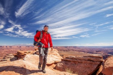 Uzun yürüyüşe çıkan kimse Canyonlands Milli Parkı'nda Utah, ABD