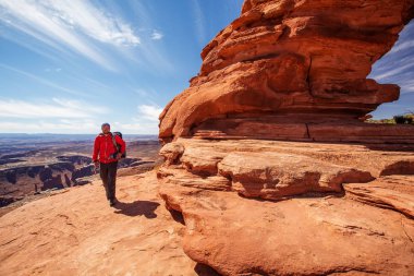 Uzun yürüyüşe çıkan kimse Canyonlands Milli Parkı'nda Utah, ABD